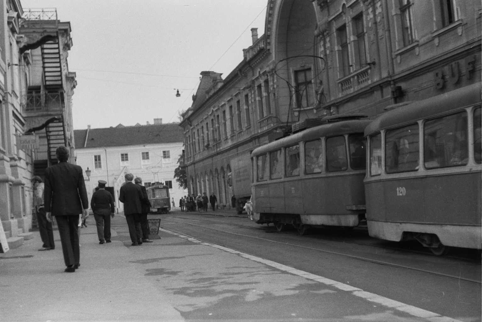 I.T.B. kocsik a színház mellett